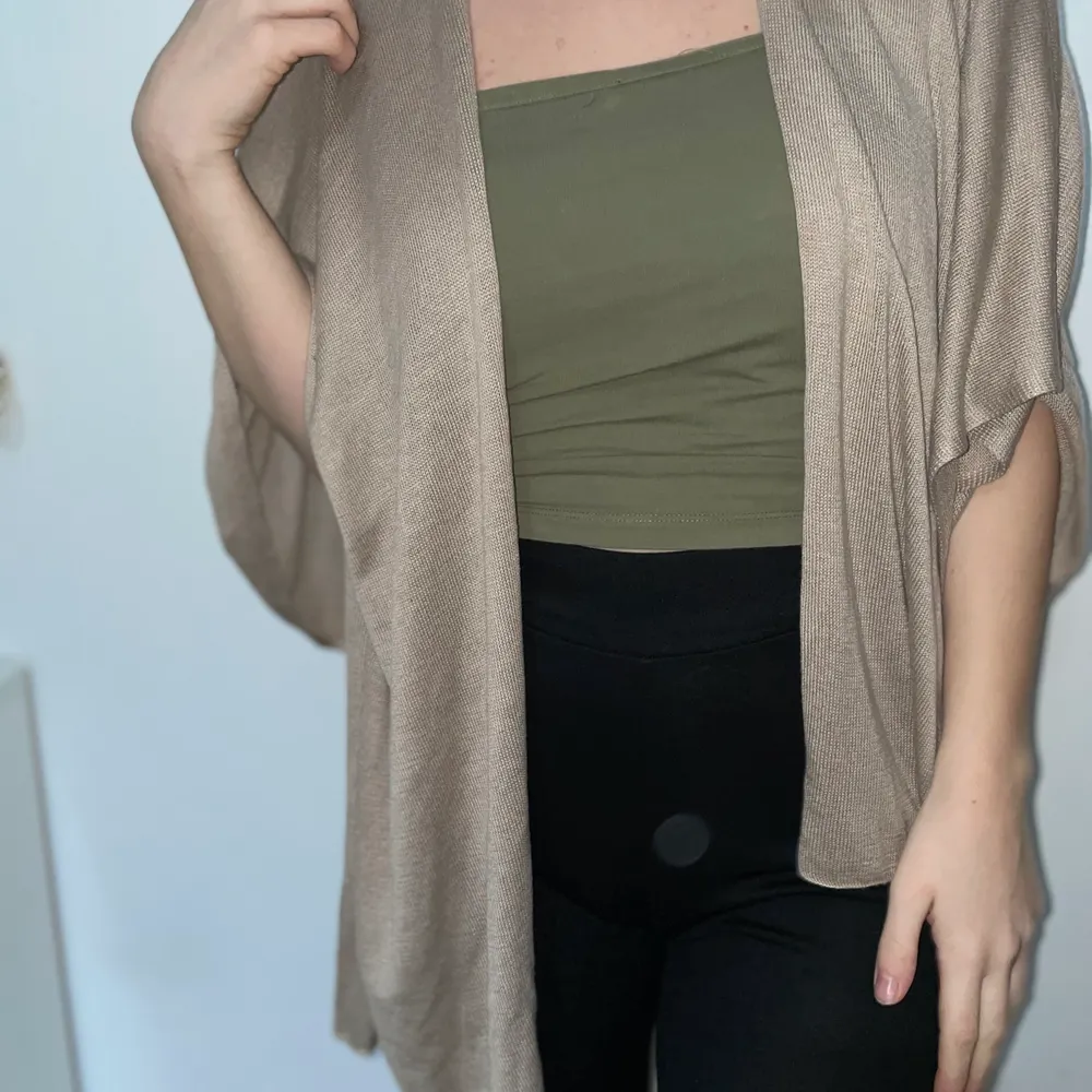 Beige poncho från märket Åhlens. Passar både över en tunn t-shirt eller tröja samt jacka. Knappt använd och inköpt för ett tag sedan. Storleken är ONESIZE. Köparen står för frakt! 💙. Accessoarer.