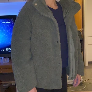 Puffer jacka - Fluffig ljus grön jacka från asos perfekt för vintern. Aldrig använd 