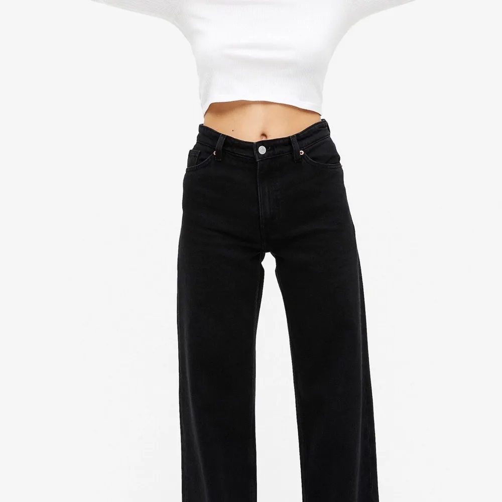 Säljer min raka svarta jeans ifrån monki i modellen YOKO, väl använda och inga andra skador. De har som vita sträck utav tvätten därav priset. Säljs då de har blivit lite för korta för mig som är 173 och lite stora. Frakt tillkommer på 63 kr. Farkut & Housut.