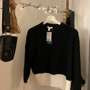 stickad tröja🖤 - jättemysig stickad tröja, tyvärr inte min stil så har inte kommit till användning🤍 köparen står för frakt!