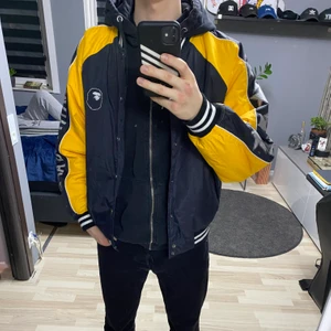 Bape bapesta collage bomber jacka - En fet jacka av bape som skulle kunna toppa en outfit med svartgula dunks eller gula vans. Jackan är i storlek medium men sitter bra på mig som är 183. 