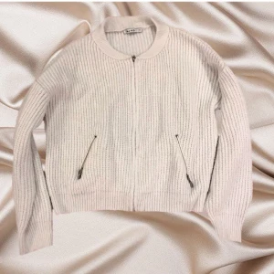 Kofta NAKD - Kofta från nakd i bra skick förutom en knappt synlig fläck på ärmen som syns på sista bilden😍