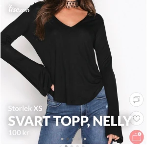 Topp från Nelly - Säljer den här gulliga svarta toppen från Nelly då den tyvärr inte kommer till användning. Är använd ett fåtal gånger. Är i storlek XS, men skulle även kunna passa en S. Ordinarie pris: 199kr