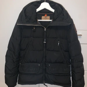 Parajumper jacka  - Säljer min Parajumper jacka då den inte kommer till användning längre. Den är i bra skick och i storlek M men passar även en S (jag har vanligtvis S i kläder). 1000kr eller högsta bud. Nypris: ca 4000kr. Jackan är självklart äkta och fler bilder kan skickas om man önskar!!