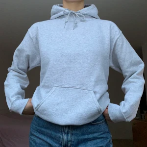 Grå hoodie - Grå hoodie från Gildan. Ny, knappt använd! Fickan sitter lite snett. +63kr frakt