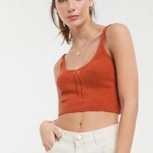 Linne - Snyggt stickat linne från asos. Storlek 32 och passar till allt. As cool färg och detaljer 