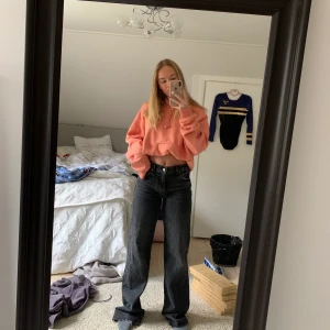 Zara straight jeans - Sprillans nya och oanvända. Sitter bra och skönt och är dessutom lite stretchiga. Passar alla längder! Säljer dem då jag känner att jag inte behöver dem. Kan både mötas eller frakta. 🤪🤪