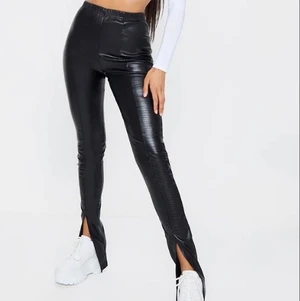 läderbyxor - ‼️ Säljer dessa snygga oanvändna fake läder byxorna med ”snakeprint” med prislappen kvar! (sålde ett par likadana förut då jag beställt 2 st, de andra sålde snabbt och nu säljer jag dessa igen då de tyvärr inte sitter rätt på mig) De har snygg slit nedtill och passar dig som har storlek Small/38 ‼️