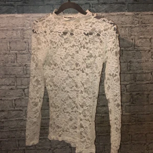  vit tröja med spets  - en super snygg vit spetströja som jag inte har haft mycket användning för, jätte snyggt med bara en BH under :) i strl XS för 60kr (köparen står för frakt 30kr) kontakta mig vid intresse eller ev. frågor/fler bilder ❤️ 