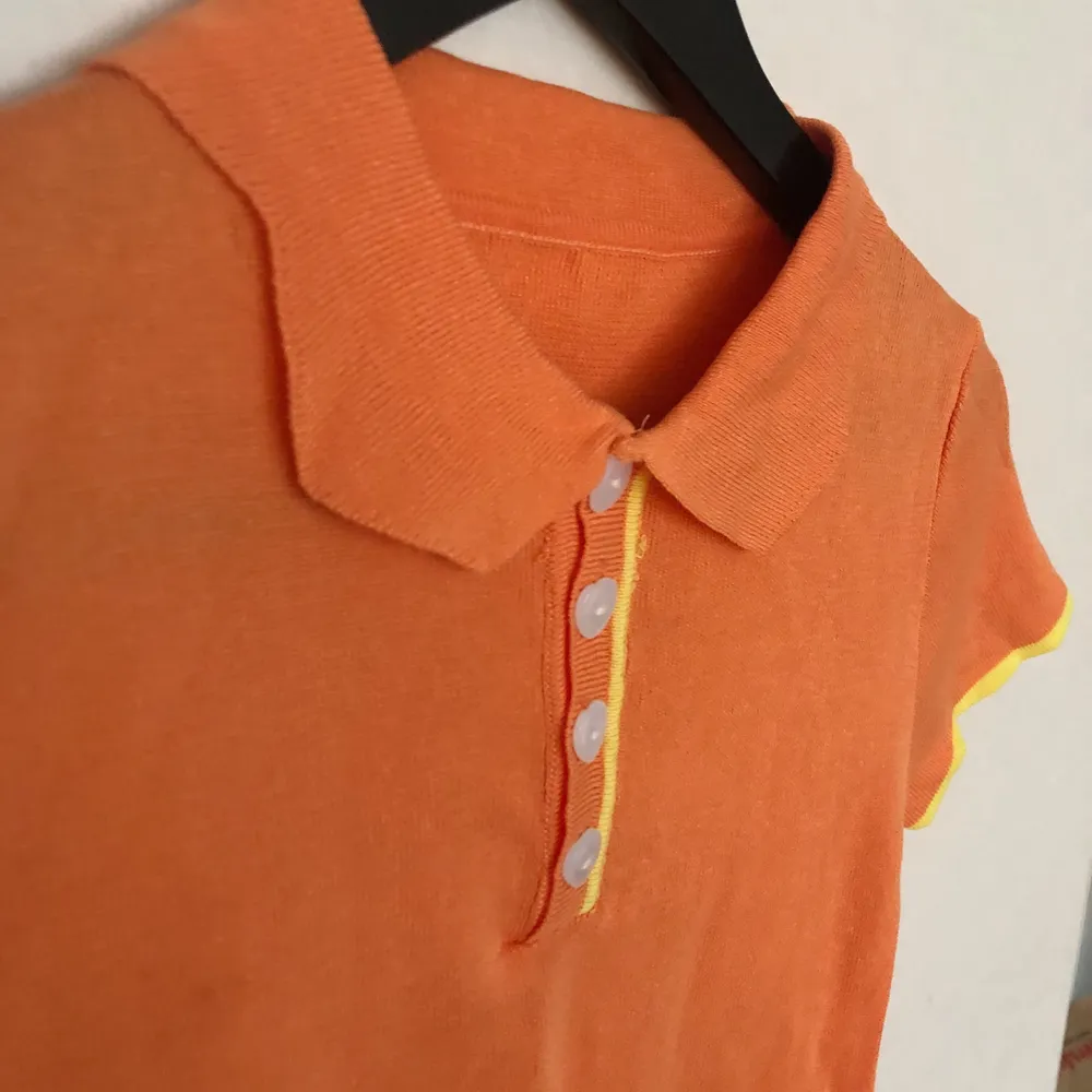 ”The Petal Knit Top” i orange från Kina and Tam! Nyskick, aldrig använd, storlek S. Köpt på rea för $46 ~380kr. obs första bilden lånad från Pinterest :). Toppar.