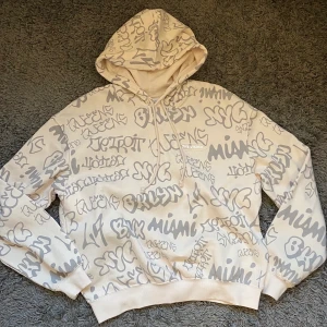 Hoodie stl M  - Aldrig använd!! Cool hoodie från H&M i stl M. 