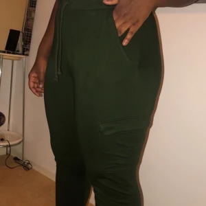 Gröna cargobyxor - Gröna cargobyxer från Ginatricot 😊 den är väldigt strächig