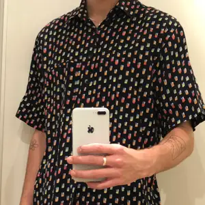 Jättesnygg och unik skjorta med färgglatt mönster. Älskar den, men har en liknande och säljer därför. Toppen bra skick! Köpare står för frakt 🥰❤️.
