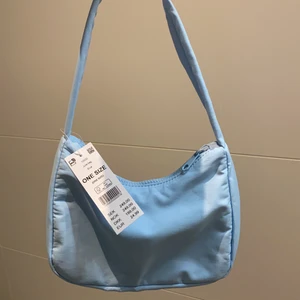 Ginatricot väska ljusblå - ljusblå axelväska aldrig använd och lappen sitter kvar✨