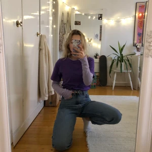 Weekday Lash Seven Blue Jeans W25 L30 - Säljer dessa snygga jeans ifrån Weekday då de tyvärr inte längre passar mig! Jeansen sitter som ett par sköna mom jeans, hög i midjan, baggy i benen och smala vid vristerna💗 Frakt tillkommer. 