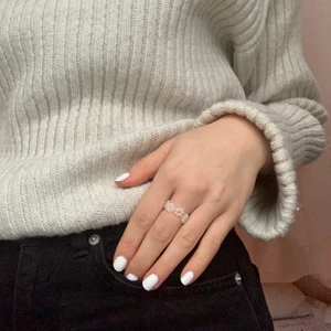 Ringen Inger - Ringen Inger i genomskinliga och pärlvita pärlor och elastisk tråd, finns i stl S/M och M/L. Frakten kostar 10kr. Desinfekteras innan vi fraktar, kika gärna in våran profil för fler fina smycken😋