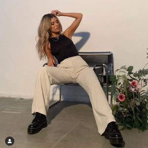 Vida linnebyxor från nelly - Såå fina linnebyxor från nelly, endast använda en gång så i väldigt fint skick💖 säljer då de inte kommer till användning. Helt slutsålda på hemsidan❣️