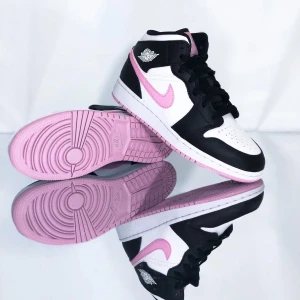 Jordan 1 Arctic Pink🎀 - Supersnygga Jordans! Helt nya och köpta från JD. Kvitto finns! Storlek 38,5💥✌️