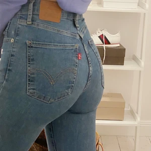 Levis Jeans - Säljer dessa ”Mile High Super Skinny Jeans”. Eftersom de inte längre är min stil. Jag är 1,77cm lång och de sitter jättebra på mig. Jeansen är i superbra skick! Köparen står för frakt!