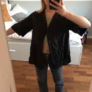 Acne Studios - Stilren svart skjorta(?) från Acne i väldigt fint skick! 