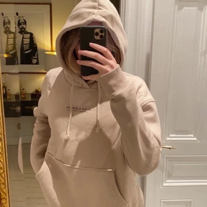 Alice & Bianca Hoodie - Säljer min supersnygga hoodie från Alice & Bianca. Hoodien är lite oversized i modellen vilket jag älskar! Den är supermysig att ha på sig och den passar bra till det mesta. Köpare står för frakt!