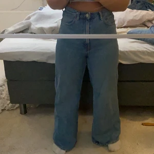 vida jeans - vida blåa jeans ifrån weekday modell ace. riktigt snygga men kommer ej till användning✨ jättefint skick!
