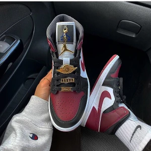 Jordan 1 bud från 100kr!! - Säljer dessa ursnygga jordan 1 beetroot då jag beställde fel storlek till flickvännen.. dom är helt nya och aldrig testade😁. Budet är från 100kr