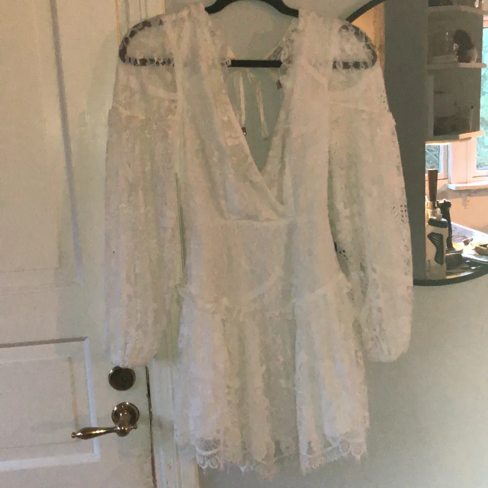 Vit superfin spetsklänning ifrån Selfie Leslie i strl XS. Aldrig använd, bara hängt i garderoben tyvärr. Nypris ca 900 kronor, säljer för 400, men kan tänka mig mindre. Är normalt en storlek S-M, men denna sitter bra, tom lite stor över brösten. . Klänningar.