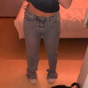 Jeans  - Ljusblå raka jeans. Säljer för att de är långa på mig, super snygga🙏🏼☺️☺️ hör av er vid frågor.         storlek 10/38