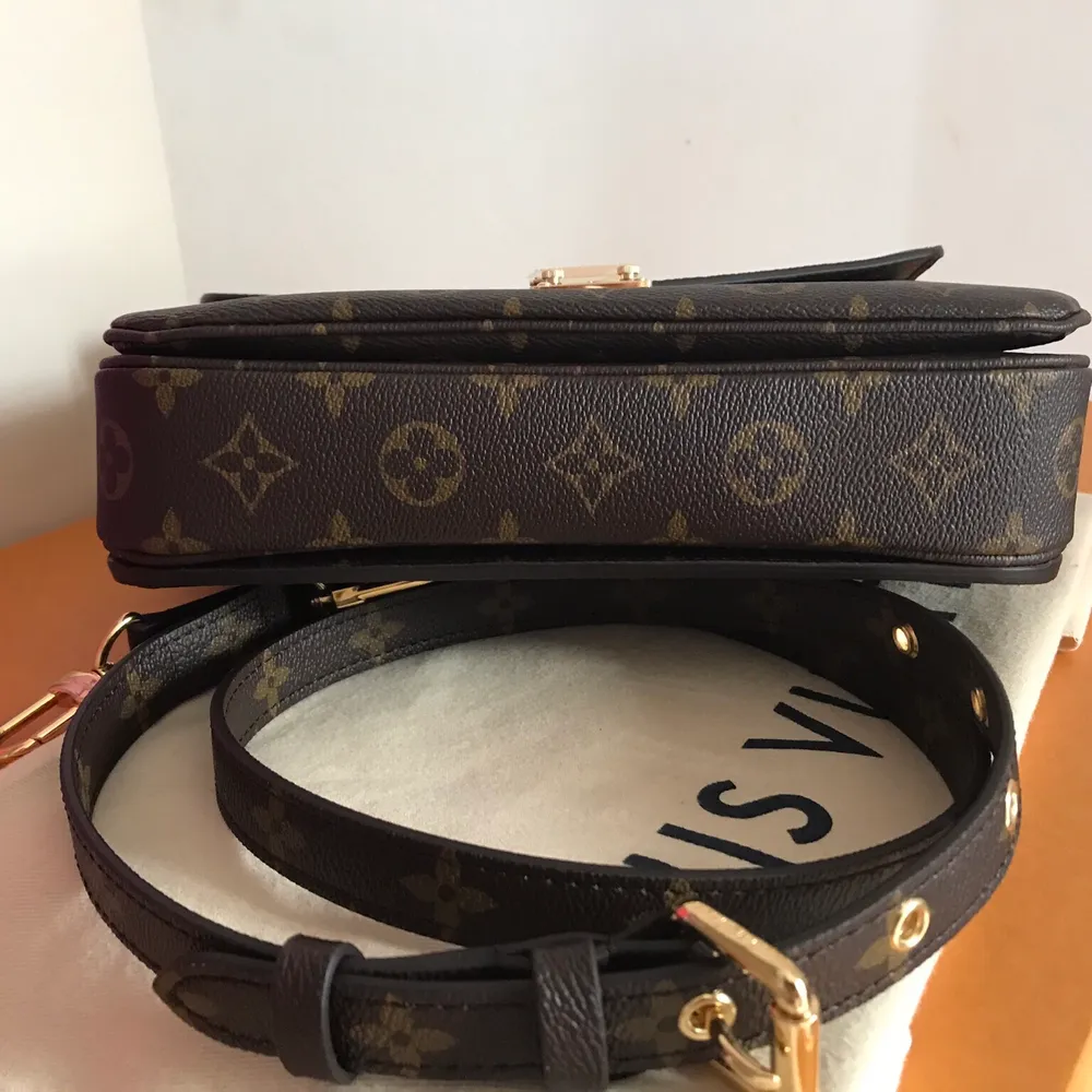 On sale Pochette Metis Louis Vuitton! Original and unworned. Comes with all her equipe. Box, dustbag, shopper and receipt. I send from Italy with DHL express shipping. Perfect for a Christmas gift! . Väskor.