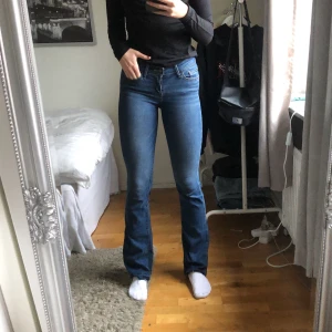 Levis jeans - Säljer mina lågmidjade Levis bootcut jeans. Känner inte att lågmidjat passar min kroppsform. Sprättat för att få de längre, när nästan till golvet på mig som är 176cm💕