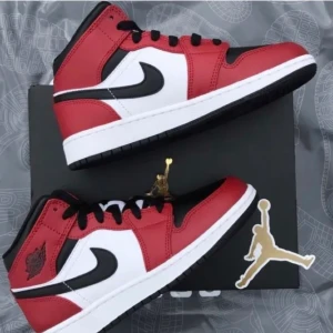 Jordan - Säljer mina älskade jordans för att de sällan används. De är i jätte bra skick och kan skicka fler bilder om det skulle behövas. köpta för 2600kr Buda i kommentarerna, budgivningen börjar på 1000kr.   Bud på 1750kr💕.    Avslutas den 10/1