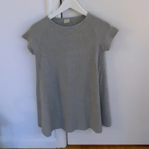 Grå ribbad klänning - Grå ribbad tshirt klänning från zara