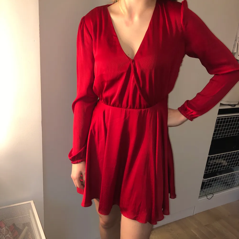 Superfin röd klänning som passar perfekt till julafton! Aldrig använd❤️ Är i storlek M ❤️. Klänningar.