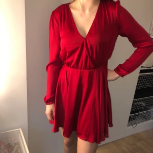 Röd klänning - Superfin röd klänning som passar perfekt till julafton! Aldrig använd❤️ Är i storlek M ❤️