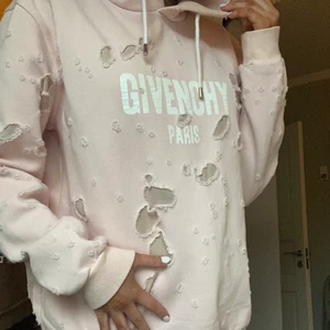 GIVENCHY PARIS destroyed hoodie pink  - Äkta hoodie som jag knappt använt! Sjukt najs för dig som vill ha lite oversized look. 