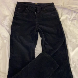 Lee Manchester byxor svarta  - Säljer mina lee straight Manchester byxor i strl W27 L31, ränderna är tätare än vanlig Manchester vilket är snyggt, och modellen är snygg och ger en bra form, dom är mid rise 