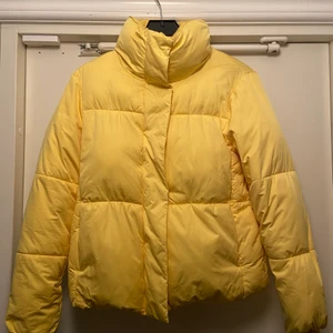 Gul vinterjacka - Superfin och skön gul vinterjacka! I princip i nyskick, använd 2 gånger då en annan jacka jag gillade mer köptes strax efter denna. Fler bilder kan tas om det önskas! Kan mötas i Kalmar eller frakta (köpare står för frakten!)