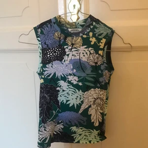 Mönstrad topp Monki - Gullig mönstrad topp från Monki, oanvänd i storlek xs 💚💙