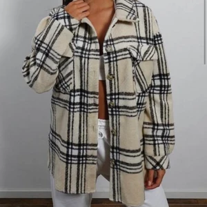 Shacket Missguided - Fick hem den igår men har ångrat mig. Alla lappar kvar, aldrig använd. Storlek 38. Nypris 579 kr. Startbud 300 kr. Frakt 63 kr tillkommer. 