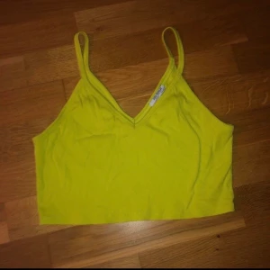 Zara crop top linne - Neon färgad linne - kort! Köpt fränt zara och använd några gånger men är i bra skick! Storlek M men passar all storlekar. Köparen står för frakten och betalning sker via Swish.