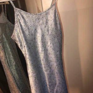 Nattlinne/sommarklänning - Säljer denna söta lilla sommarklänningen/nattlinnet💙💙 (barnstorleken 146/152, skulle säga runt xxs/xs)