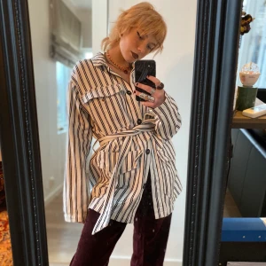 COOL RANDIG JACKA/SKJORTA🖤🤍 - fin skjort jacka som jag köpte för ungefär ett år sedan men har inte fått någon användning för så därför säljer jag den,super skick🖤🤍