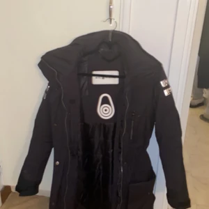 Sail racing vinterjacka  - Svart sail racing glacier bay parka vinterjacka. Köpt för 6500 2 vintrar sedan. Säljes nu för 2800. Gratis frakt 😁