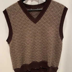 Brun Väst - Brun väst! Superskön och i fendi stil💞💞 Köparen betalar frakt:)