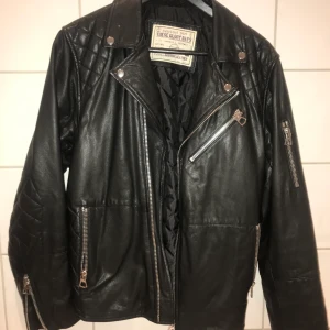 These Glory Days skinnjacka - Väldigt snygg skinnjacka i väldigt bra skick. Säljer pga för liten.