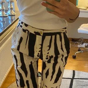 Kostymbyxor  - Mönstrade kostymbyxor. Från ivyrevel, super fina, as sköna, fin passform. Storlek 36💓