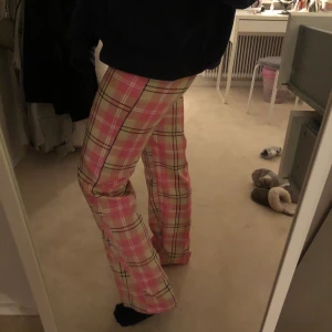 Kostymbyxor  - Ett par rutiga kostymbyxor med en liten slits. Super fina💕