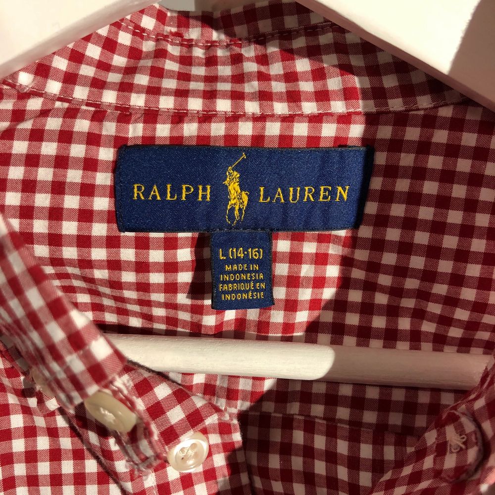Ralph Lauren skjorta rutig, använd 1 gång, fin nu till julen (trots mindre firande), fint skick, inga fläckar som ny. Barn storlek, storlek L motsvarande en 13 åring kanske skulle jag tippa på!. Skjortor.