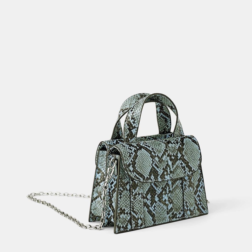 Söt liten blå väska från Zara, med två sidofack. Fungerar även att ta bort kedjan o bära den i handtagen. Kontakta för frågor🧞‍♂️. Väskor.